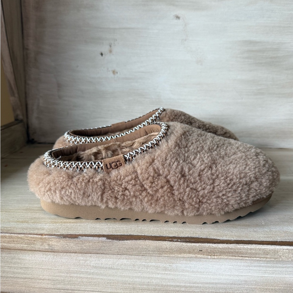 NWOB Womens UGG Maxi Curly Tasman Slip On Slippers Brown Tan Size 6